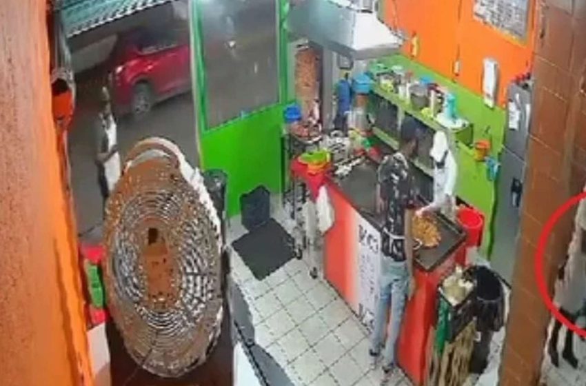  Taquero acuchilla a su compañero frente a todos los clientes.