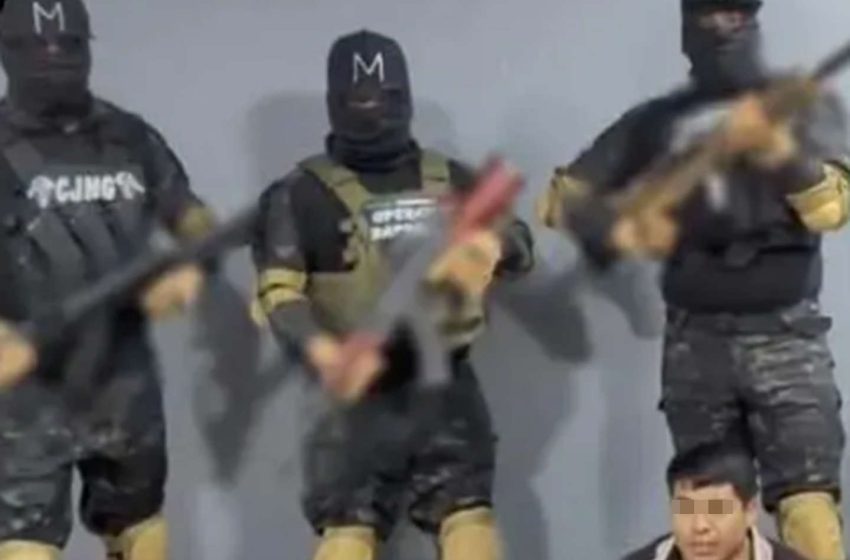  De rodillas y maniatado, así exhibió CJNG a ‘El Lobo’; ordenó una decapitación.