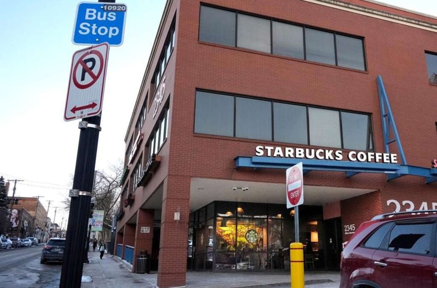  Adolescente discapacitada fue violada por un grupo de estudiantes en el baño de un Starbucks en EU: demanda.
