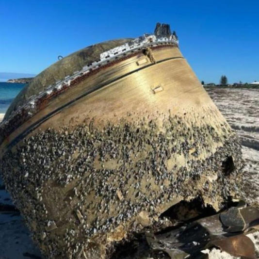 El misterioso cilindro que apareció en playa de Australia ¿Nave extraterrestre?