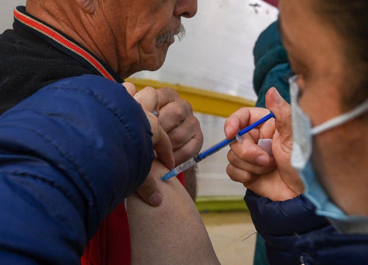  Alertan sobre efectos secundarios de vacunas covid-19 en corazón, cerebro y sangre.