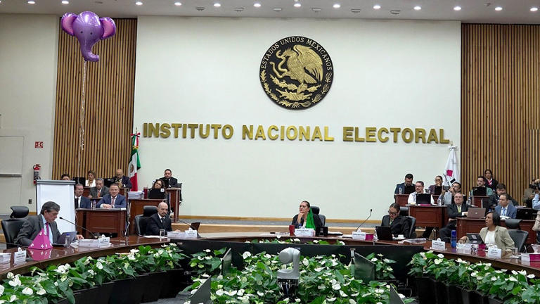  Cayeron las máscaras en el INE